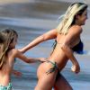 Ticiane Pinheiro se diverte com a filha, Rafaella Justus, em praia na Bahia, em 19 de agosto de 2017