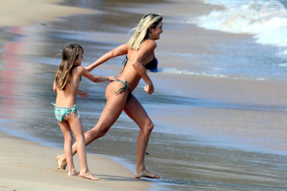 Ticiane Pinheiro se diverte com a filha, Rafaella Justus, em praia na Bahia, em 19 de agosto de 2017