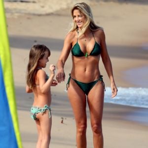 Ticiane Pinheiro exibe corpo magro em dia de praia ao lado da filha em praia na bahia, em 19 de agosto de 2017