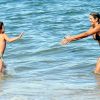 Ticiane Pinheiro, de biquíni, se divertiu tomando banho de mar com a filha, Rafaella Justus, e exibiu boa forma