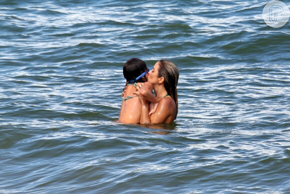 Ticiane Pinheiro, de biquíni, mostrou boa forma ao brincar com a filha, Rafaella Justus, em tarde de praia