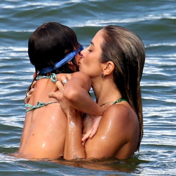 Ticiane Pinheiro, de biquíni, mostrou boa forma ao brincar com a filha, Rafaella Justus, em tarde de praia