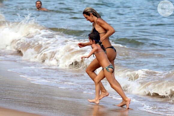 Ticiane Pinheiro, noiva de César Tralli, exibiu boa forma, de biquíni, em tarde de praia com a filha, Rafaella Justus, em resort na Bahia