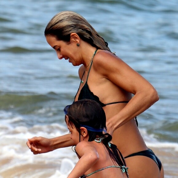 Ticiane Pinheiro, noiva de César Tralli, exibiu boa forma, de biquíni, em tarde de praia com a filha, Rafaella Justus, em resort na Bahia