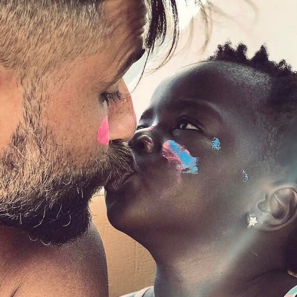 Títi, filha de Giovanna Ewbank e Bruno Gagliasso, foi batizada em igreja Anglicana. Cerimônia contou com a presença do tio da menina, Thiago Gagliasso, e da avó paterna, Lúcia Gagliasso