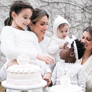 Giovanna Ewbank compartilhou fotos do batizado de Títi com as primas: 'Nosso retrato das mulheres, primas mães e primas filhas, em ordem... Nina, Gio, Lori, Títi, Babi, Oli, Pammy e Beck'