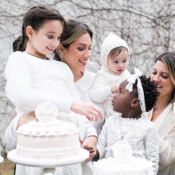 Giovanna Ewbank compartilhou fotos do batizado de Títi com as primas: 'Nosso retrato das mulheres, primas mães e primas filhas, em ordem... Nina, Gio, Lori, Títi, Babi, Oli, Pammy e Beck'