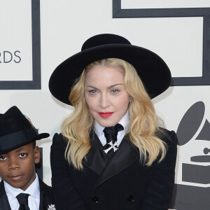 Madonna não costuma ir a eventos públicos com os filhos. Nesta foto, ela foi com o filho David Banda no Grammy, em 2014