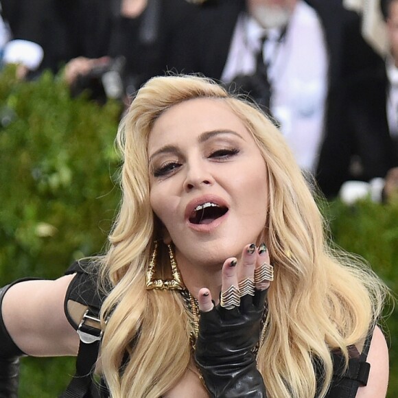Madonna surgiu no clique ao lado de Lourdes Maria, de 20 anos, Rocco, de 17, David Banda, de 11, Mercy James, de 11, e as gêmeas Estere e Stella, de 4 anos