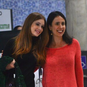 Marina Ruy Barbosa posa com fã no aeroporto