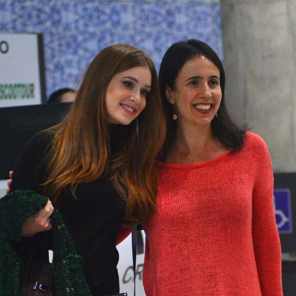 Marina Ruy Barbosa posa com fã no aeroporto