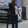 Marina Ruy Barbosa dá atenção à fã ao desembarcar no aeroporto Santos Dumont