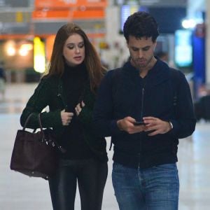 Marina Ruy Barbosa e o noivo, Xandinho Negrão, desembarcar no aeroporto Santos Dumont, no Rio de Janeiro, em 19 de agosto de 2017