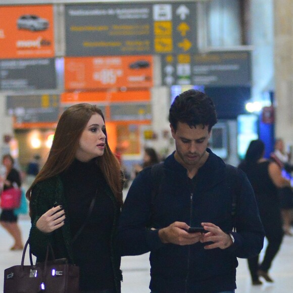Marina Ruy Barbosa conversa com o noivo, Xandinho Negrão, em saguão do aeroporto Santos Dumont