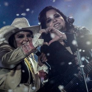 Maiara & Maraísa exaltaram o feminismo ao cantarem em Barretos, na madrugada deste domingo, 20 de agosto de 2017
