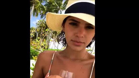 Bruna Marquezine exibiu boa forma de biquíni ao curtir viagem com Fiorella Mattheis e Paulo Gustavo pelas Ilhas Maldivas, neste domingo, 20 de agosto de 2017