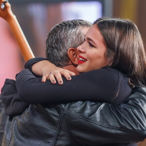 Bruna Marquezine já não mora com o pai, Telmo, e a mãe, Neide, mas costuma ir na casa deles: 'Lavar roupa suja'