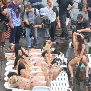 Anitta rebola em laje durante gravação de clipe