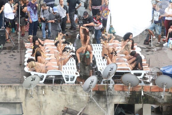 Anitta rebola em laje durante gravação de clipe