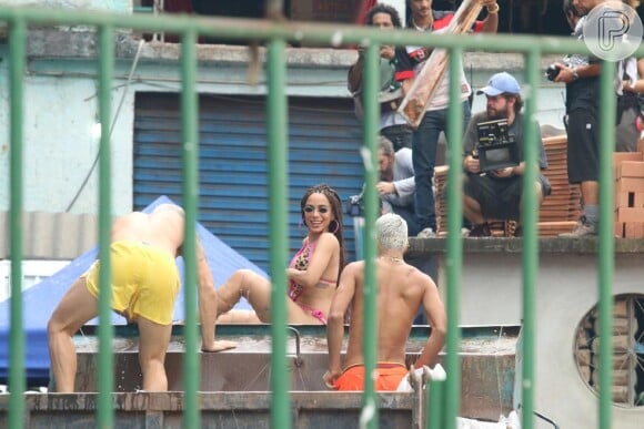 Anitta usa maiô cavado e dreads no cabelo em novo clipe no Morro do Vidigal, no Rio de Janeiro