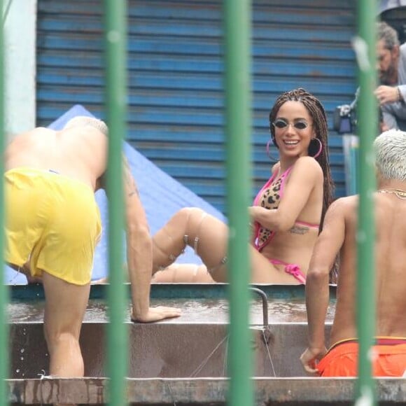 Anitta usa maiô cavado e dreads no cabelo em novo clipe no Morro do Vidigal, no Rio de Janeiro