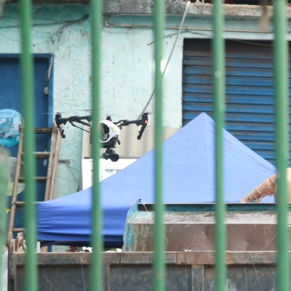 Anitta exibe corpão em gravação de novo clipe no Morro do Vidigal