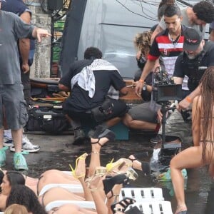 Anitta é fotografada gravando novo clipe