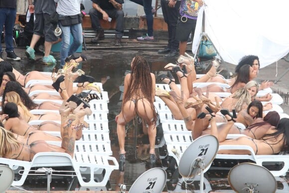 Anitta mostra requebrado ao gravar novo clipe no Morro do Vidigal