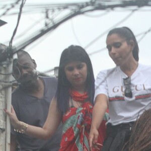 Anitta foi cercada por moradores da comunidade
