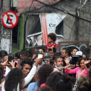 Anitta é cercada por moradores do Vidigal