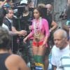 Anitta usou botas over knee com a bandeira do Brasil no clipe gravado no Vidigal