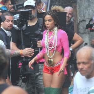 Anitta usou botas over knee com a bandeira do Brasil no clipe gravado no Vidigal