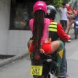Anitta foi fotografada andando de mototáxi no Vidigal