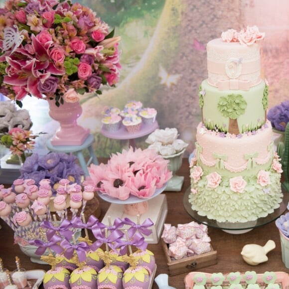 Chá de bebê de Yolanda contou com decoração em tons pastéis