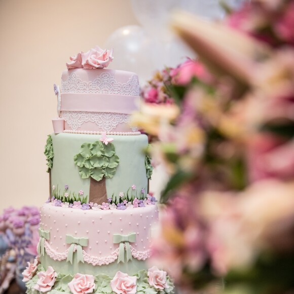 Juliana Alves optou por um bolo de 4 andares para o chá de bebê de Yolanda