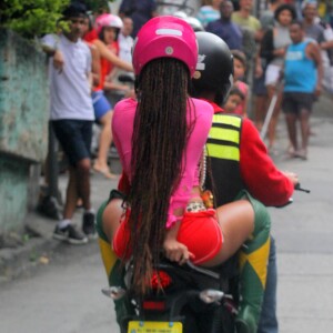 Em cena do clipe, Anitta sobe comunidade de mototáxi e deixa moradores eufóricos