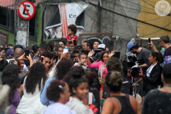 Anitta agradece carinho de fãs e moradores do Vidigal, comunidade localizada na Zona Sul do Rio de Janeiro, onde gravou o clipe 'Vai, Malandra'