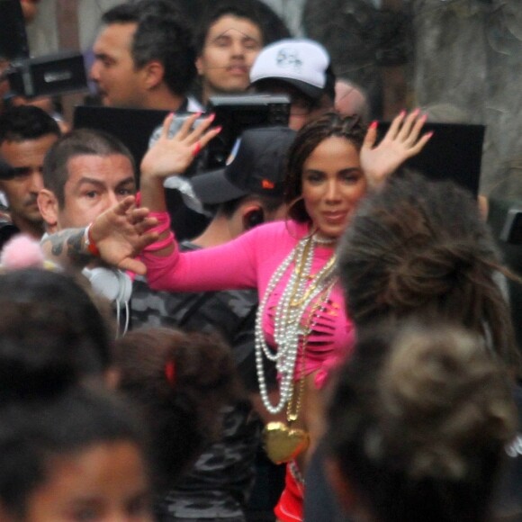 Anitta agradece carinho de fãs e moradores do Vidigal, comunidade localizada na Zona Sul do Rio de Janeiro, onde gravou o clipe 'Vai, Malandra'