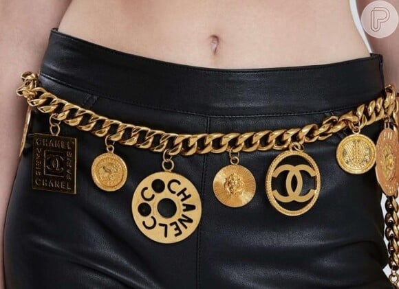 Além de colar, a peça Chanel exibida por Anitta pode ser usada como cinto