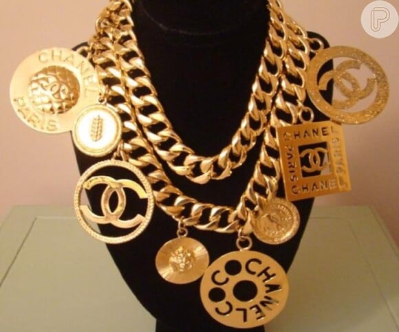 Dentre os colares usados por Anitta, está uma peça Chanel que pode ser encontrada na internet por $ 2.317, o equivalente a R$ 7.288