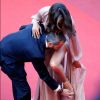 A top Izabel Goulart acabou se atrapalhando depois que seu pé escorregou da sandália da grife Giuseppe Zanotti no tapete vermelho do Festival de Cannes 2016  da grife Giuseppe Zanotti.