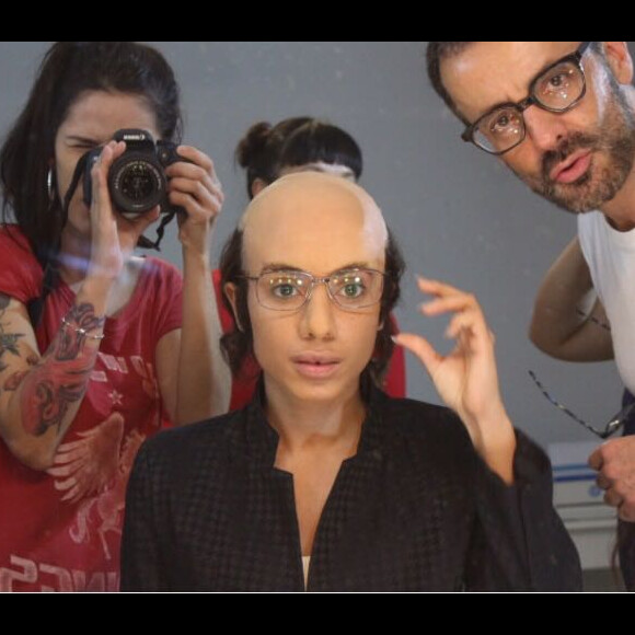 Anitta se divertiu ao se ver careca: 'Ela é danada'