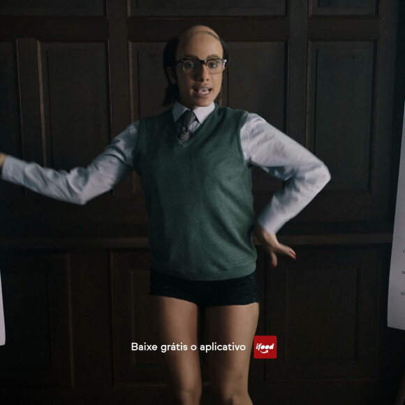 Anitta apareceu com o figurino de Persio e short no comercial