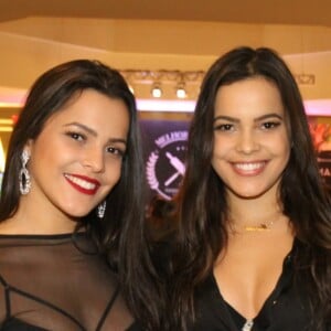 Aposando na transparência em seu look, Emilly contou com a companhia da irmã gêmea, Mayla, para prestigiar a Batalha de Chefs Glamour x GQ