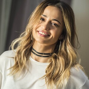 Sandra Helena (Nanda Costa) adota visual com 'cara de rica' na novela 'Pega Pega'