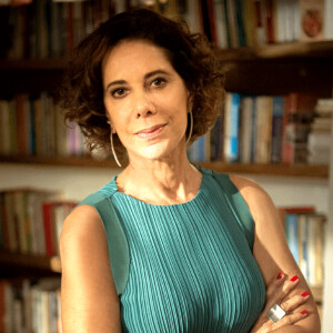 Lígia (Angela Vieira) vai orientar a mudança de visual de Sandra Helena (Nanda Costa), na novela 'Pega Pega'