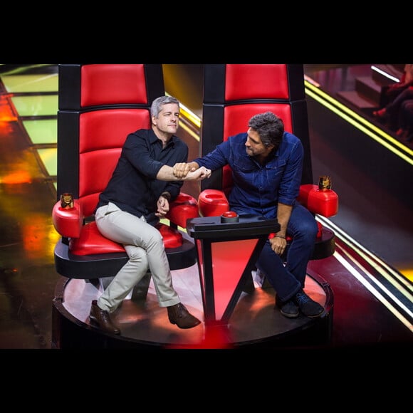 Victor Chaves e Leo não estão mais no 'The Voice Kids' e são substituídos pela dupla Simone e Simaria