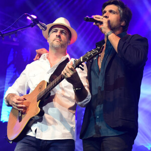 Leo, irmão e dupla de Victor Chaves, anunciou que o cantor estava solteiro durante um show no teatro Tom Brasil, em São Paulo, na noite de domingo, 13 de agosto de 2017