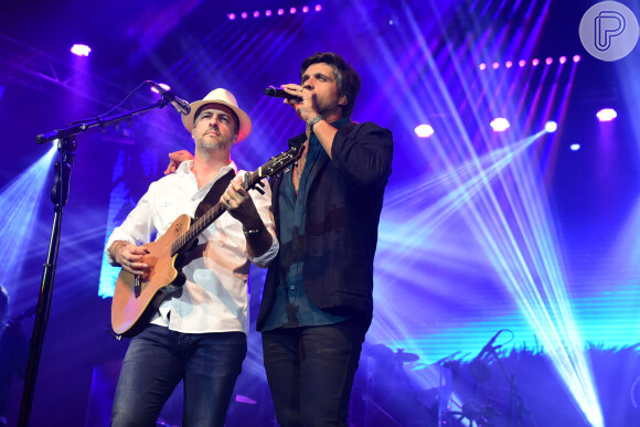Leo, irmão e dupla de Victor Chaves, anunciou que o cantor estava solteiro durante um show no teatro Tom Brasil, em São Paulo, na noite de domingo, 13 de agosto de 2017