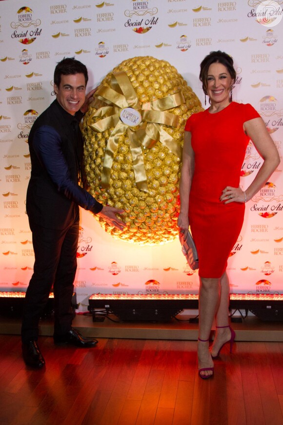 Claudia Raia com o também ator Carlos Casagrande no evento de Páscoa da Ferrero Rocher